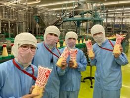 生産工場の全社員参加型の改善運動「夢多゛採り（ムダトリ）活動」を行っている（写真：キユーピー株式会社提供）