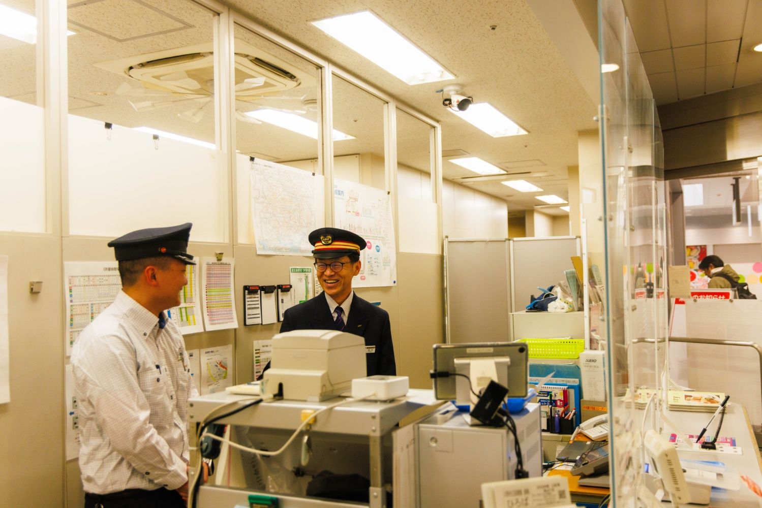 改札窓口に立つ駅員と話す藤田管区長（撮影：鼠入昌史）