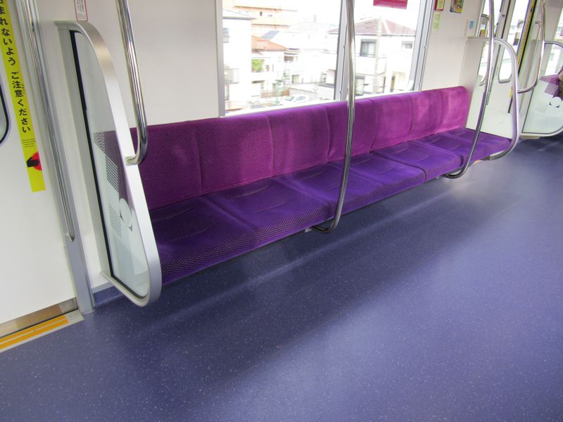 18000系のロングシート（筆者撮影）