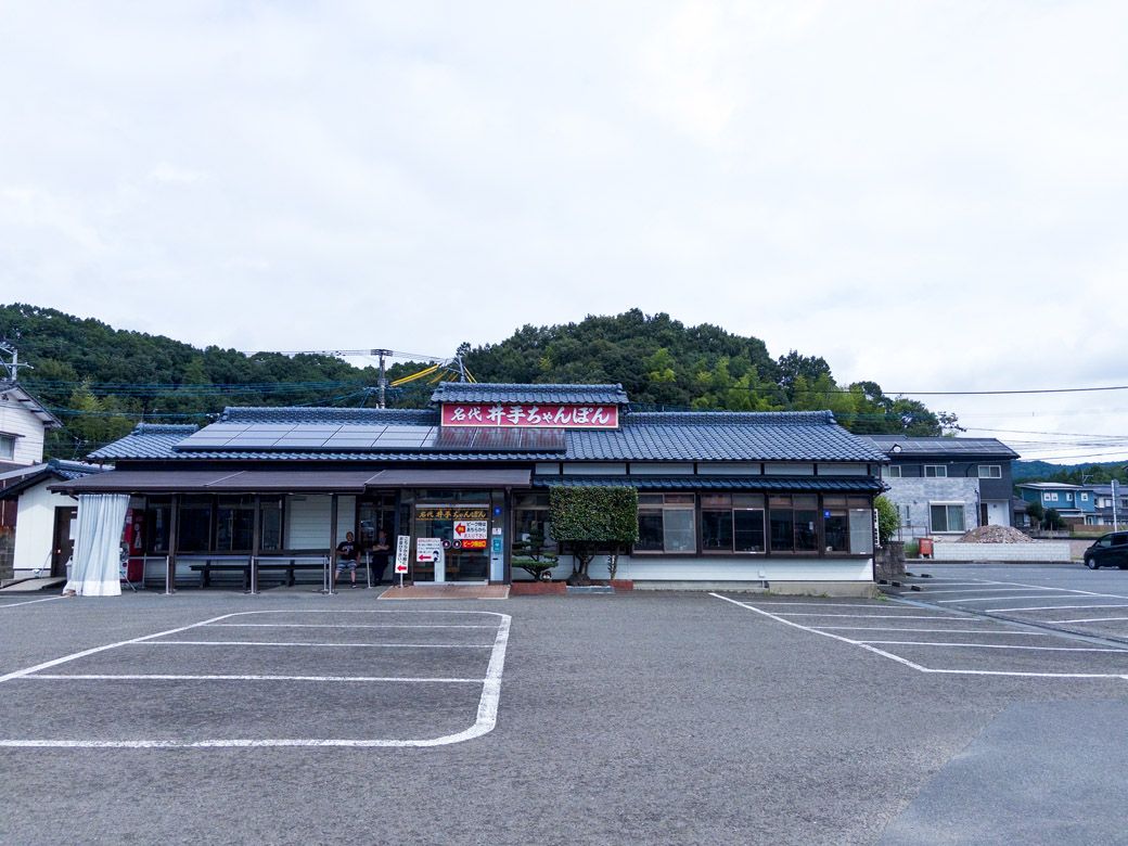 35台停めれる広々とした駐車場。緑の森に赤い看板が映える（筆者撮影）