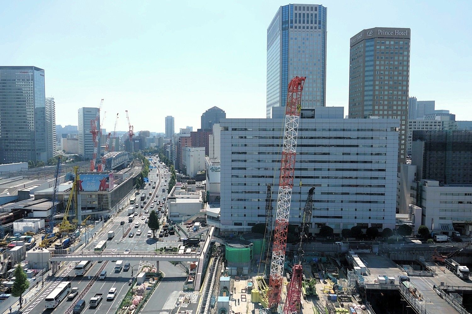 現在の品川駅西口。右奥は品川プリンスホテル（記者撮影）