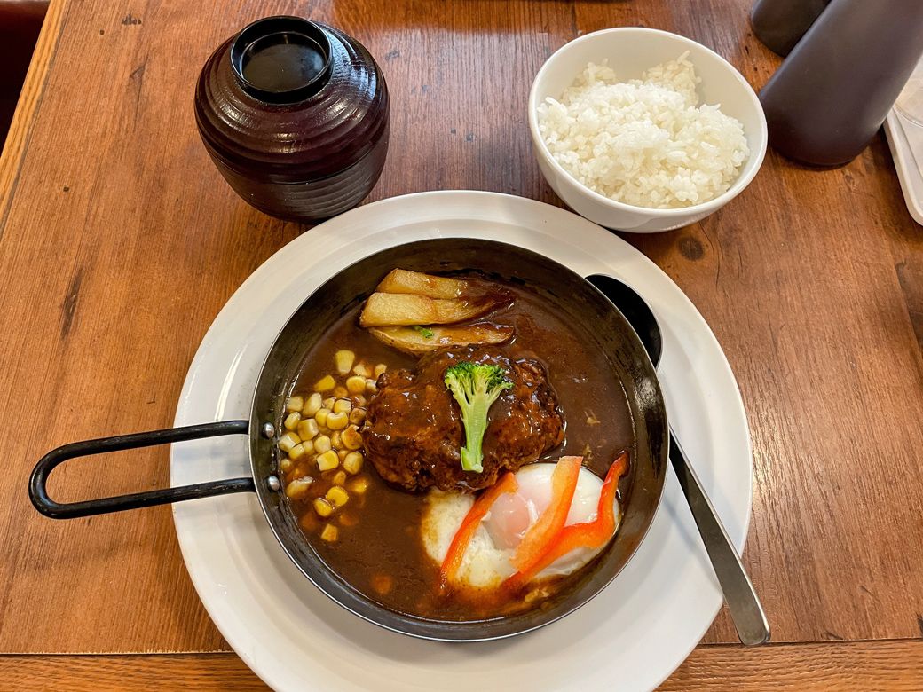 「とらひげ」の人気メニュー、デリ玉煮込みハンバーグ（1350円）（筆者撮影）