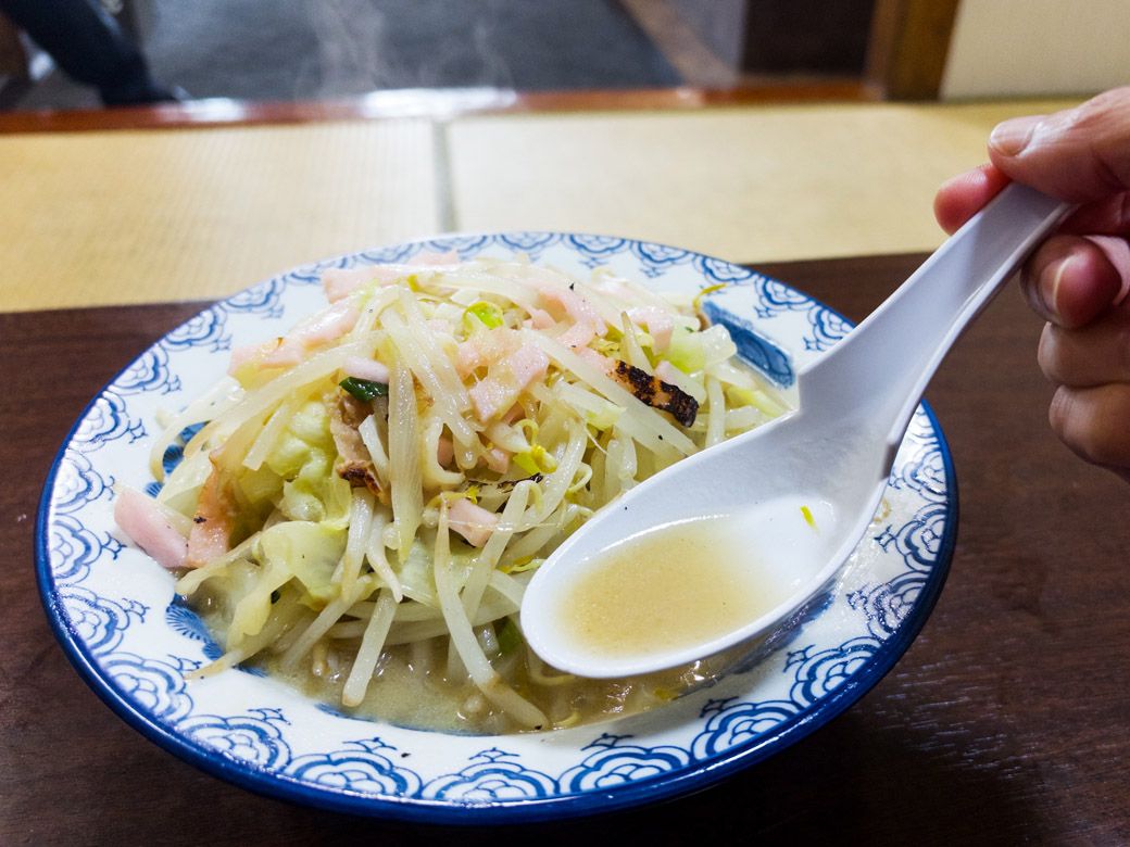 スープは豚骨ベースの味（筆者撮影）