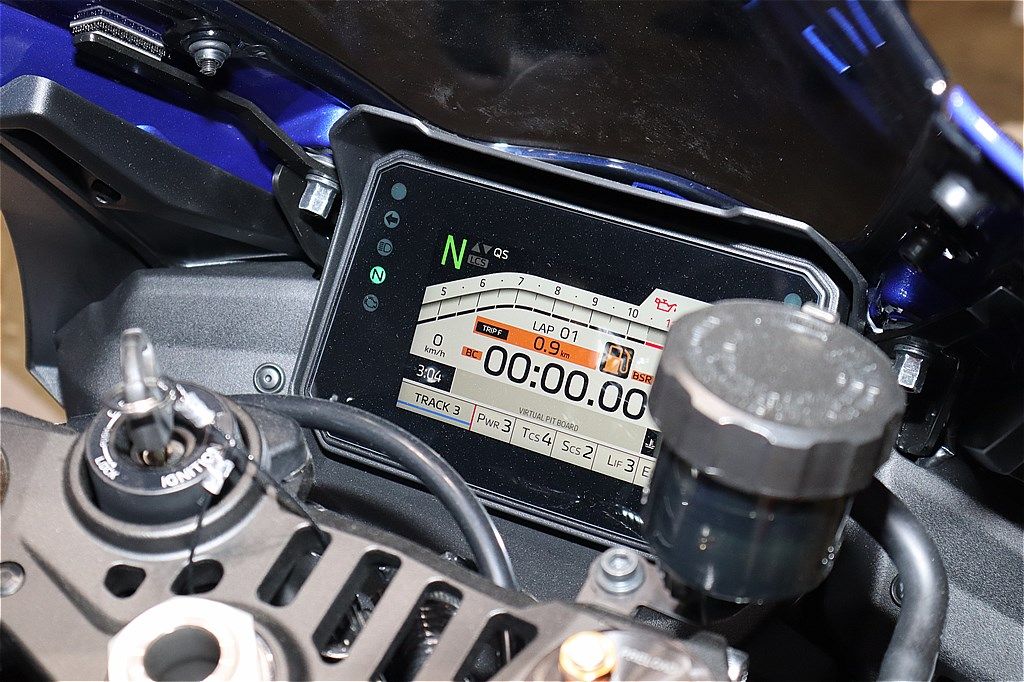 第52回 東京モーターサイクルショーに参考出品されたヤマハ「YZF-R9」（筆者撮影）