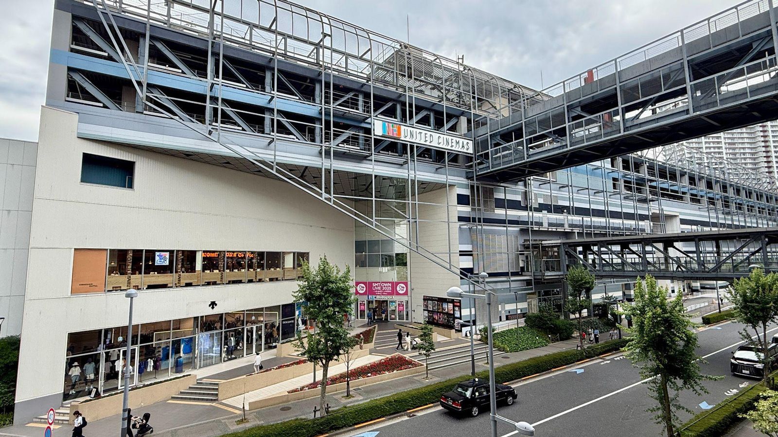 「タワマンとファミリーの街」になった豊洲。写真はメイン的存在の「ららぽーと豊洲1」(筆者撮影)