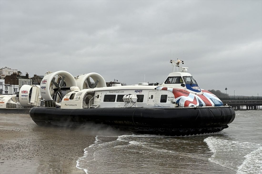 ワイト島とイギリス本土を結ぶホーバークラフト。大分空港アクセスで使われているのと同タイプだ（筆者撮影）