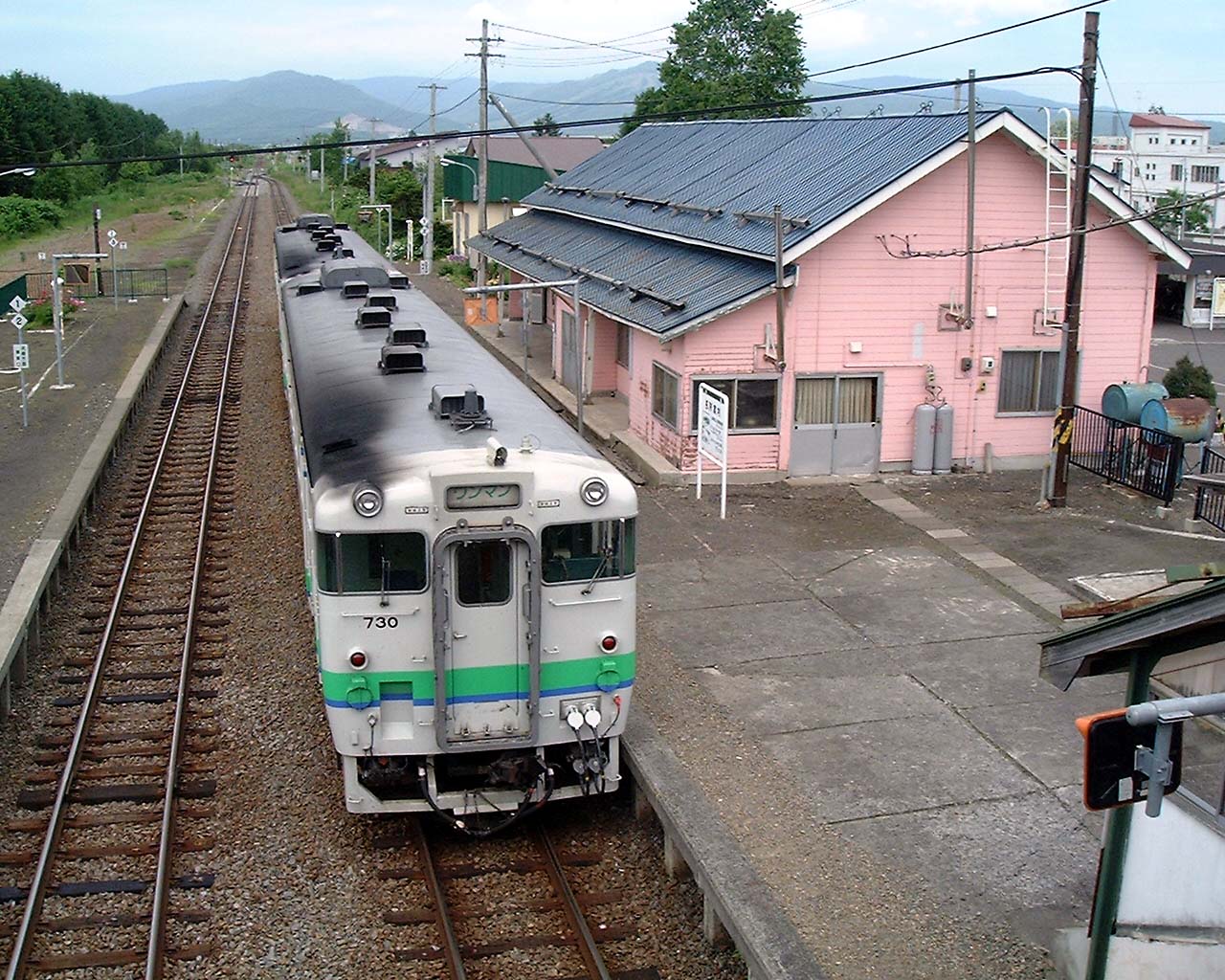 宗谷本線の比布駅に停車するキハ40形。旧駅舎の時代だ（撮影：南正時）