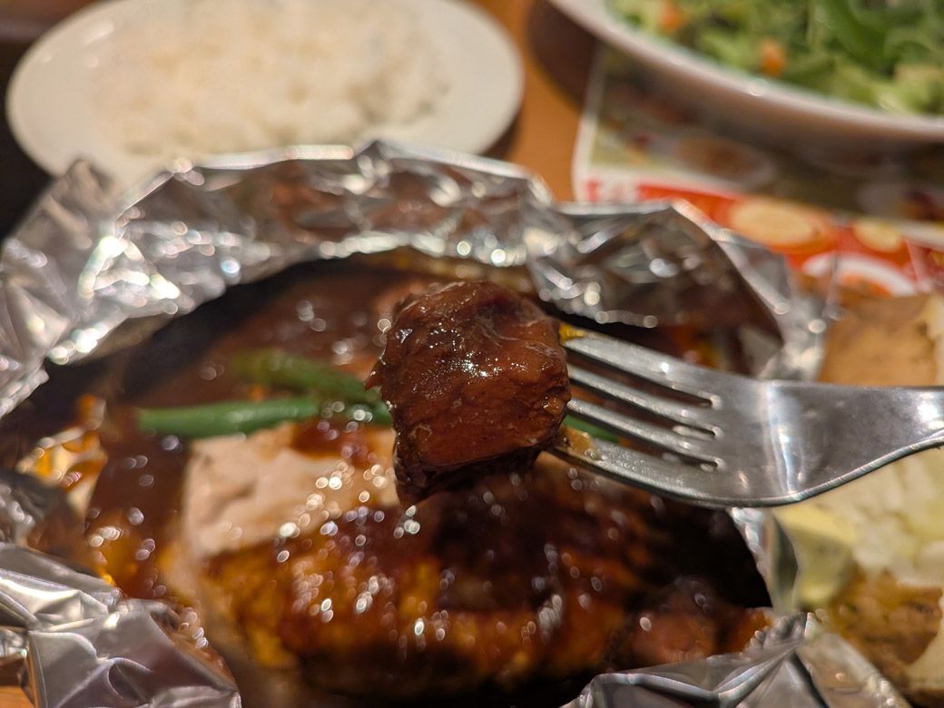 ハンバーグの上に鎮座している肉をいつ食べるかが悩みどころ（筆者撮影）