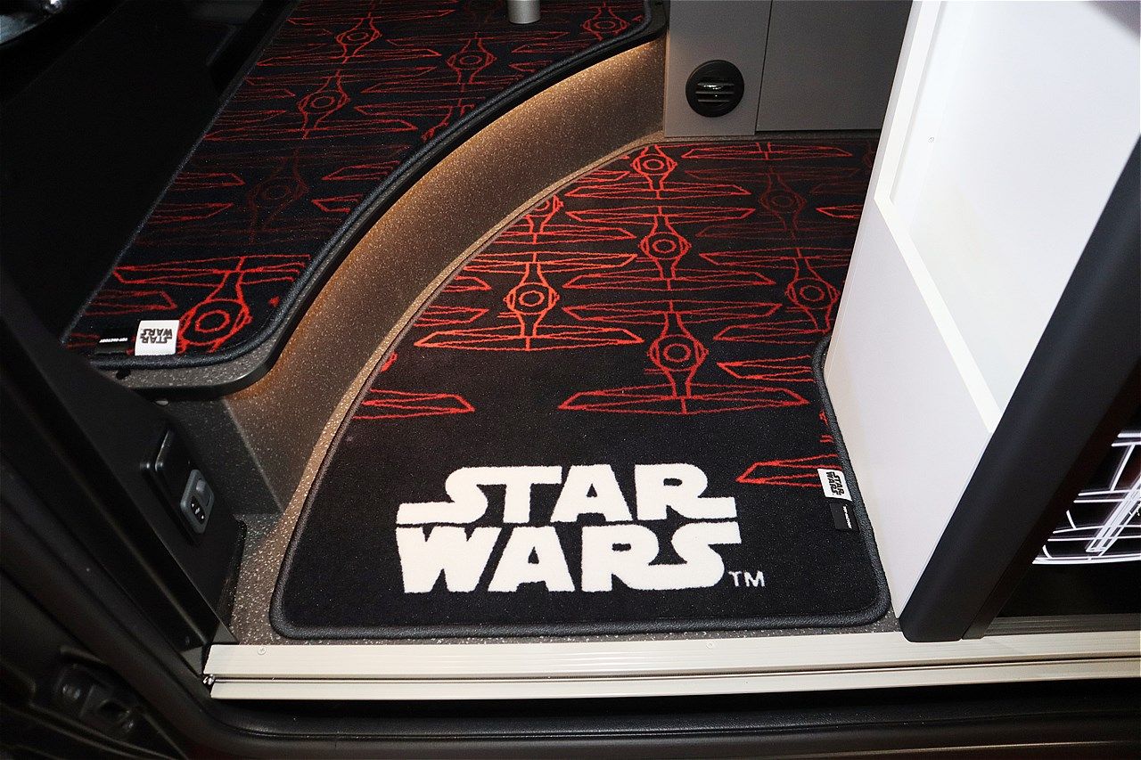 スター・ウォーズの世界観が広がるトイファクトリーのキャンピングカー「ダビンチ6.0＜スター・ウォーズ＞エディション」（筆者撮影）