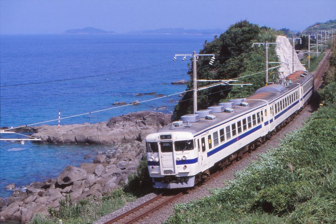 JR化後、JR九州の急行型は白地に青帯のJR九州カラーとなって普通列車で活躍した（撮影：南正時）