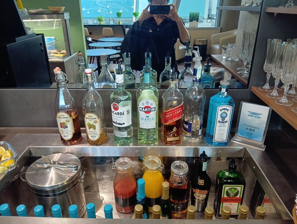 ハンガリーのラウンジにもイエーガーマイスターが⋯！ちなみに筆者はこのお酒の名前を初めて聞いたとき、進撃の巨人のエレン・イェーガーを想像した（筆者撮影）