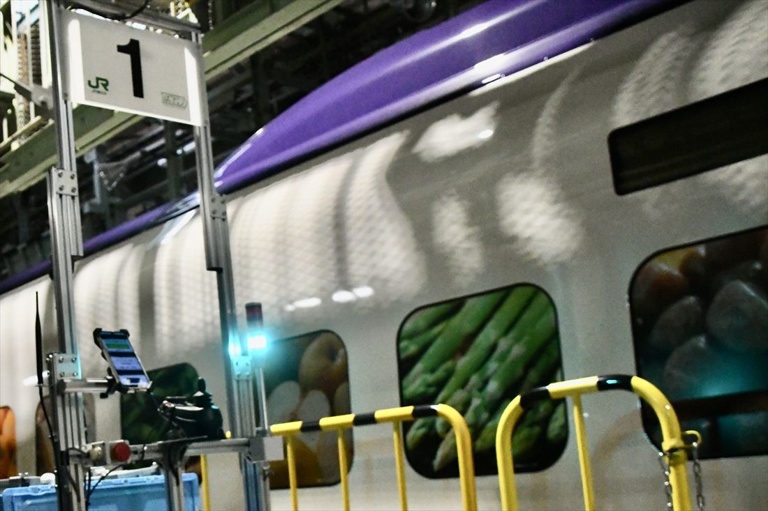 運行開始直前の訓練時の様子。荷物を載せた台車を牽引するAGV（記者撮影）