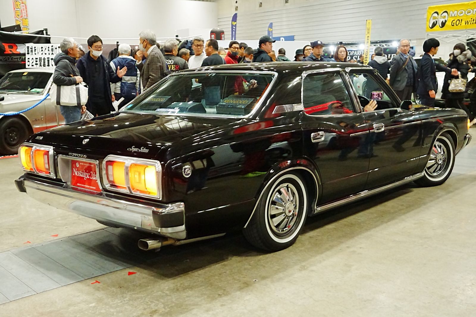 1978年式トヨタ「クラウン4ドアピラードハードトップ2000スーパーサルーンエクストラ」とオーナーの“やまだ”さん（写真：筆者撮影）