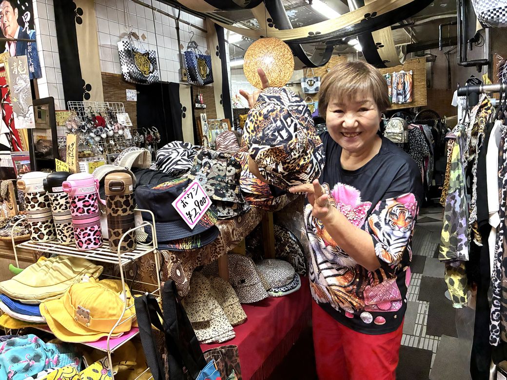 「なにわ小町」店主の高橋真由美さん。74歳にはとても見えない若々しさ（筆者撮影）