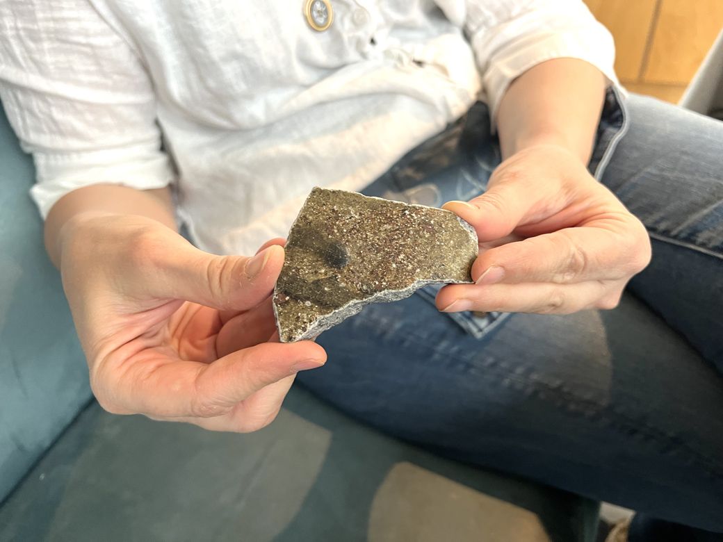 ナデージュさんが鎌倉の海岸で拾った焼き物のかけら（筆者撮影）