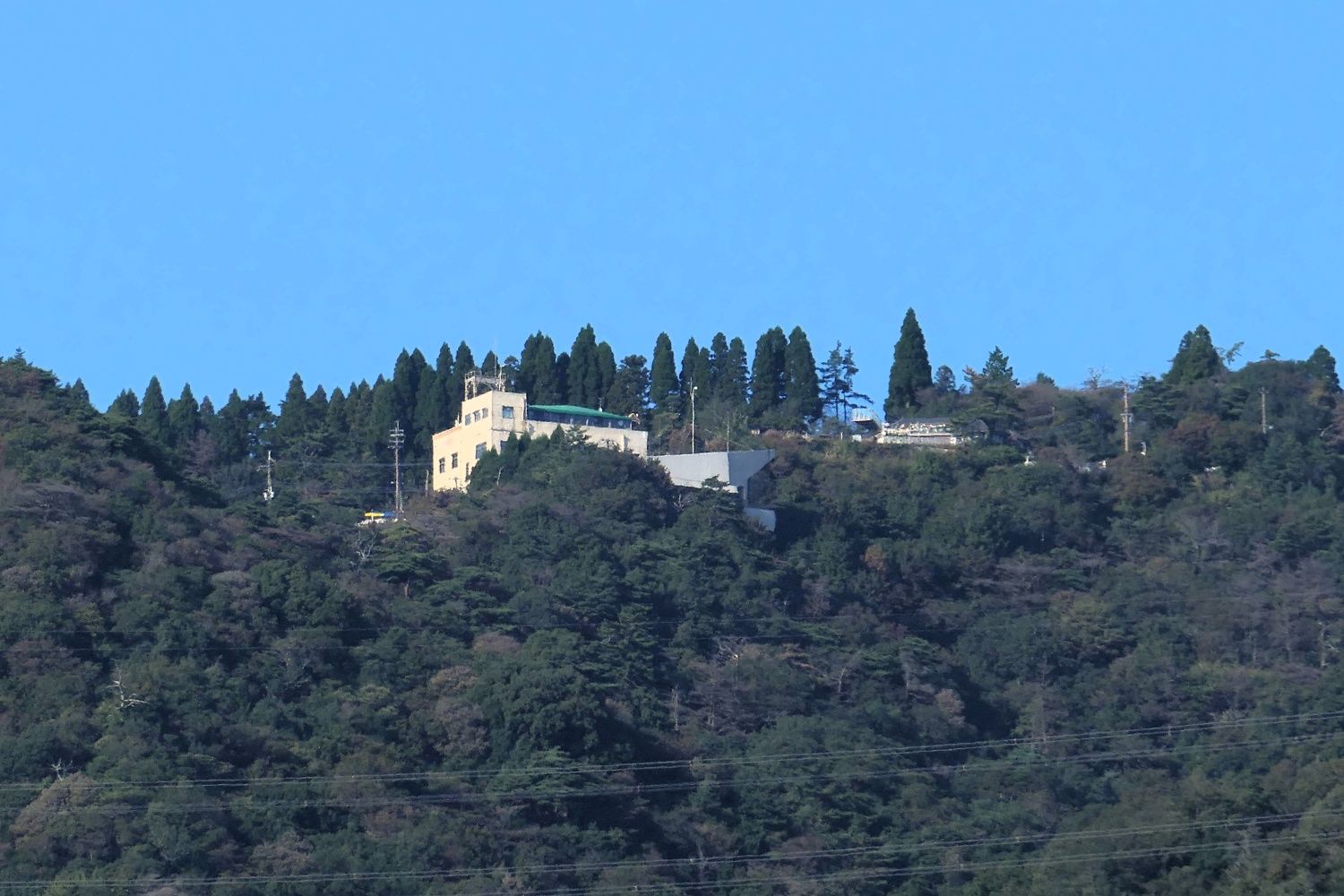 ふもとから見た六甲山上駅（編集部撮影）