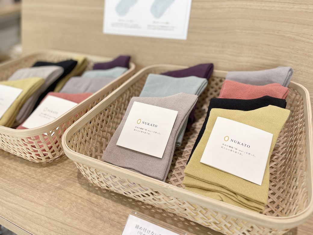 店頭に並ぶ「締め付けない靴下」（写真提供：鈴木靴下）