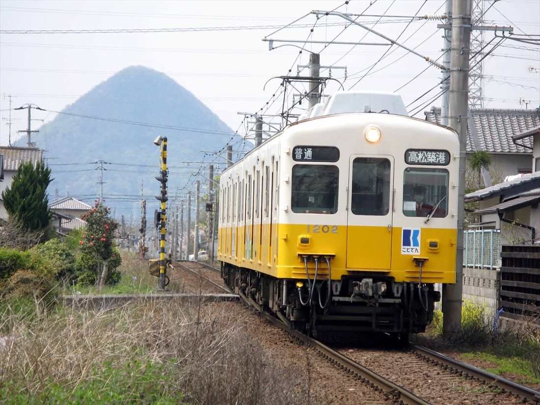 標準軌の琴電は元京急の車両が数多く活躍する。元700形の1200形（撮影：南正時）