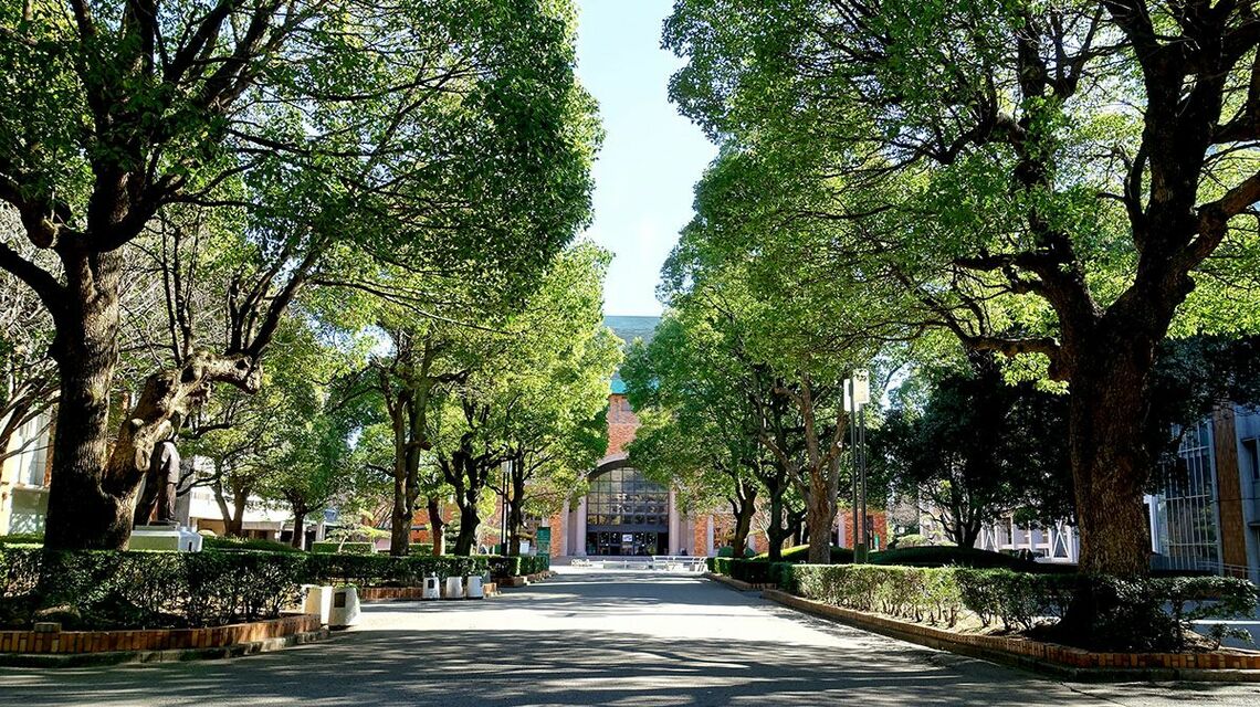 千葉商科大学の正門の風景