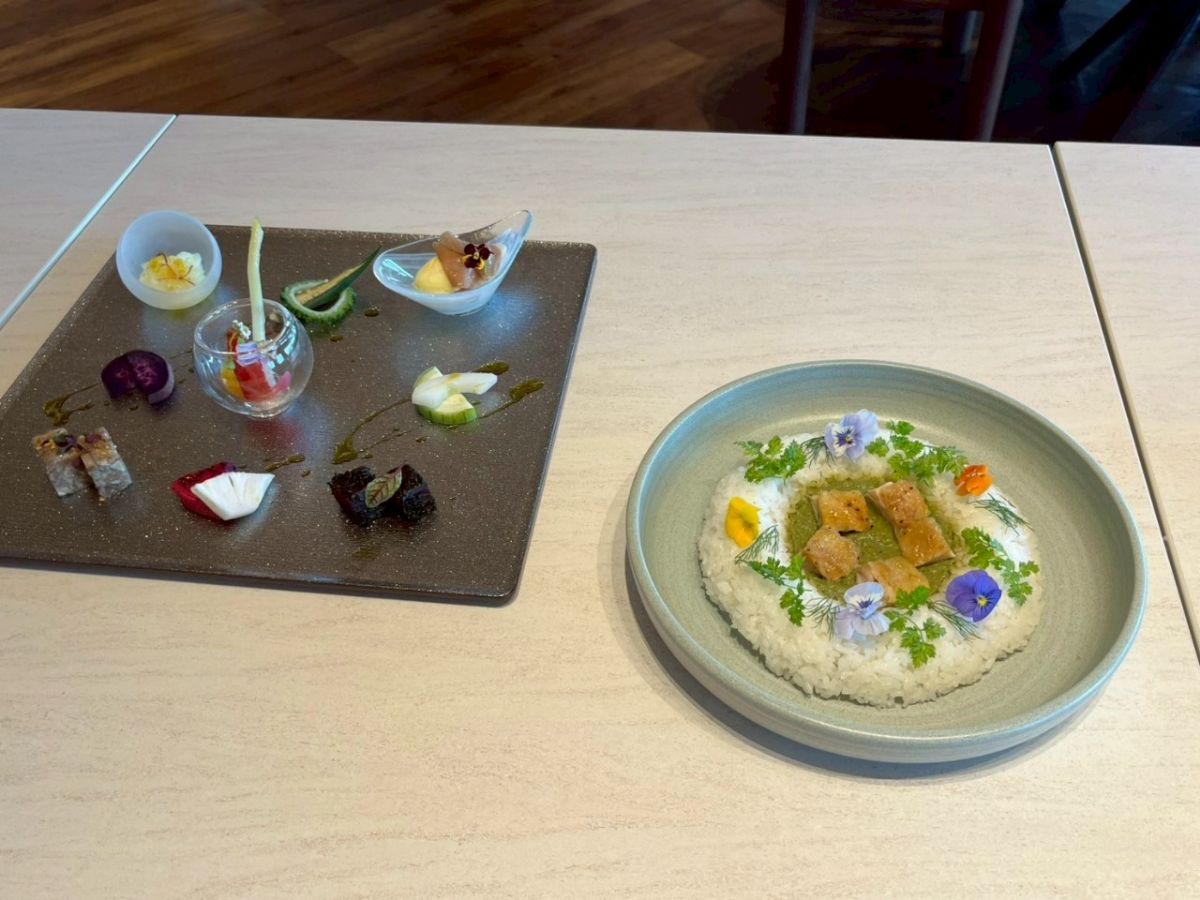 沖縄の食材をいろいろ乗せた一口サイズのSPA タパス（2200円）に、アイランド カレー（1800円）（画像：花城綾子）