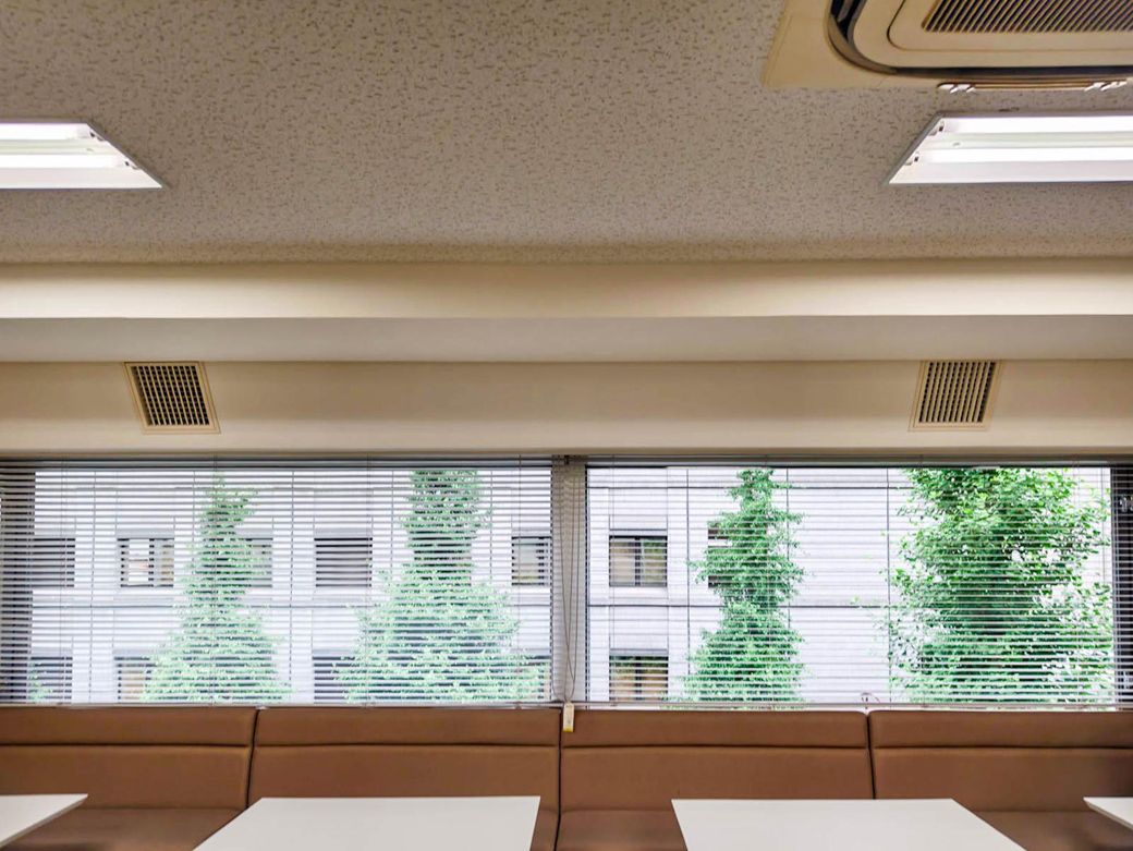 右上に見える一般的なエアコンだけでなく、窓側にもエアコンがある