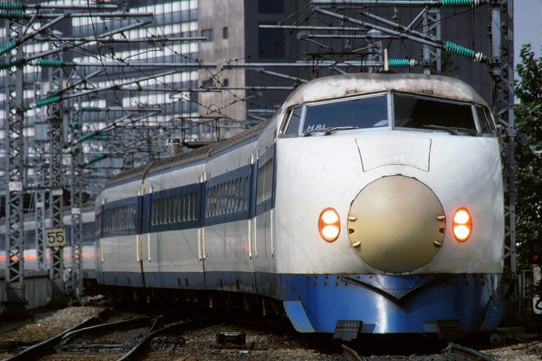 東京駅を発車し西へと向かう0系（撮影：南正時）