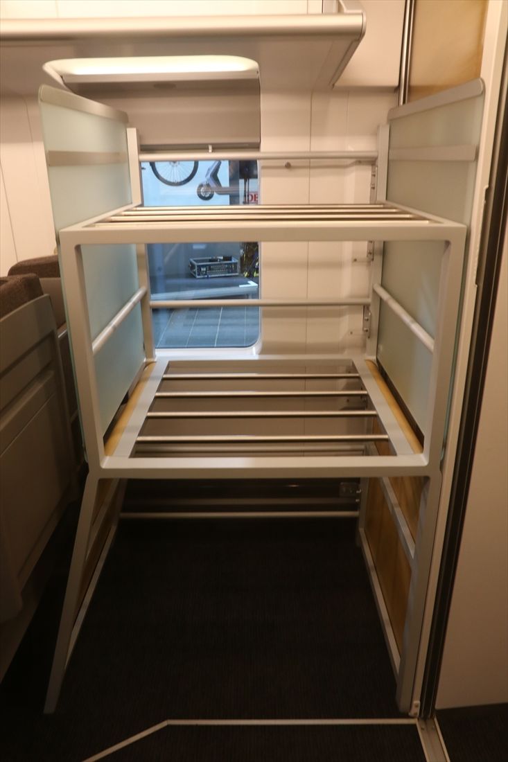 車両端に設けられた荷物棚（撮影：橋爪智之）