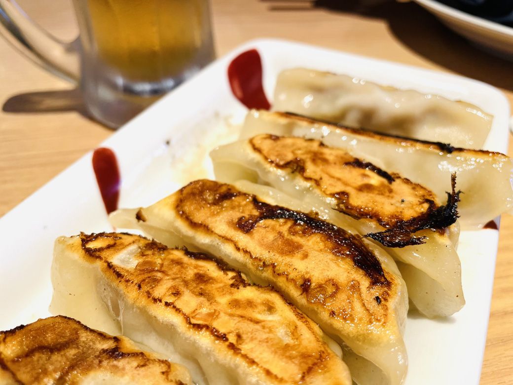 餃子を食べるとビールが飲みたくなる。パリッとした皮が美味しい（筆者提供）