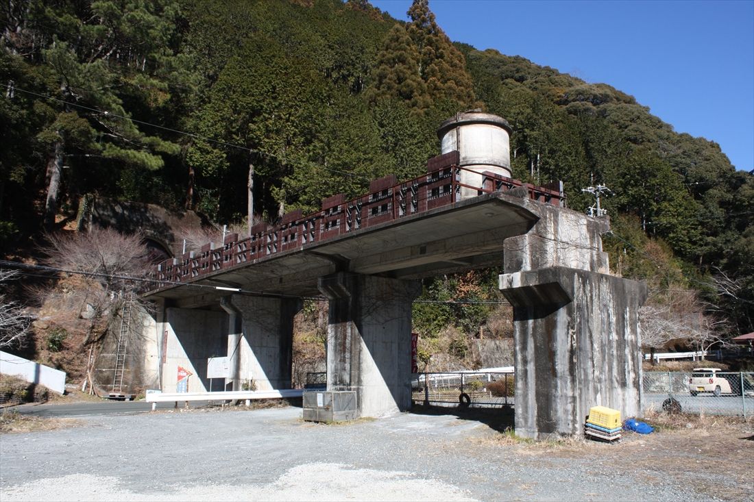 相津―遠江横山間：相津トンネルの手前には道路をまたぐ高架橋が部分的に残っている（筆者撮影）