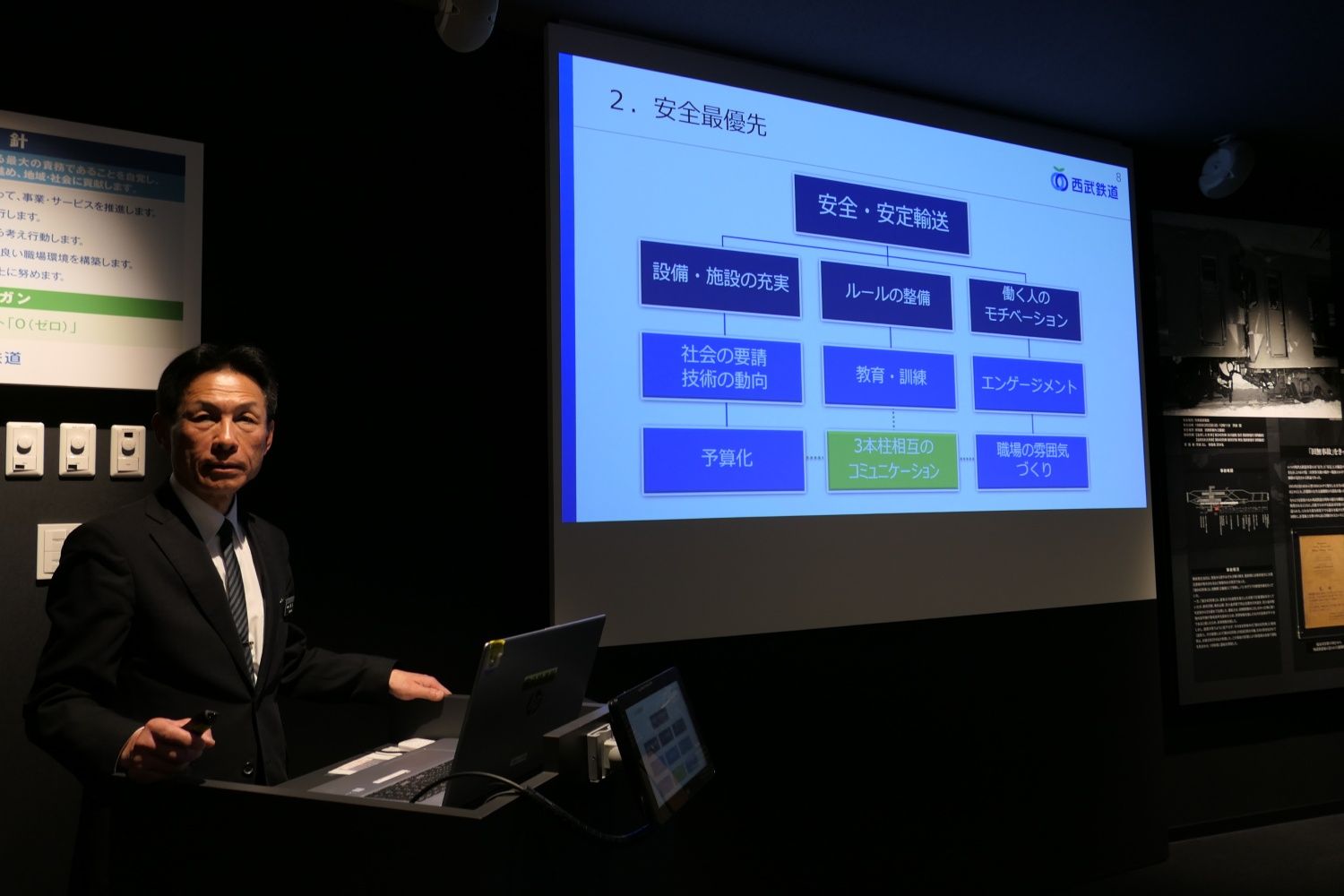 村上さんは45年の鉄道経験のうち、計20年ほど運転指令に携わった（記者撮影）