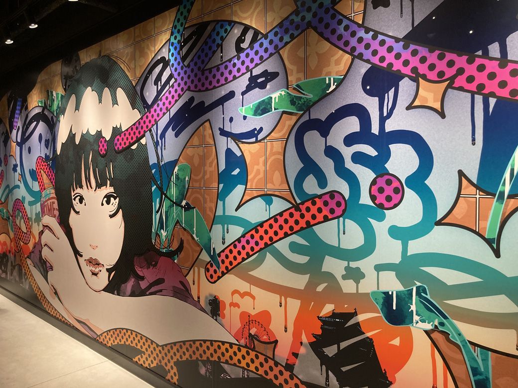 なんとなくストリート感のある、壁面のアート（筆者撮影）