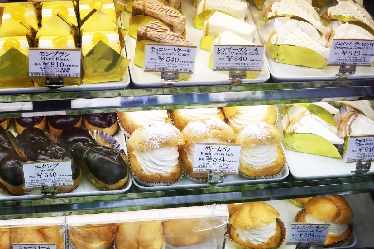道路側に面した店舗は売店となっており、生菓子類も購入可能（撮影：今井康一）