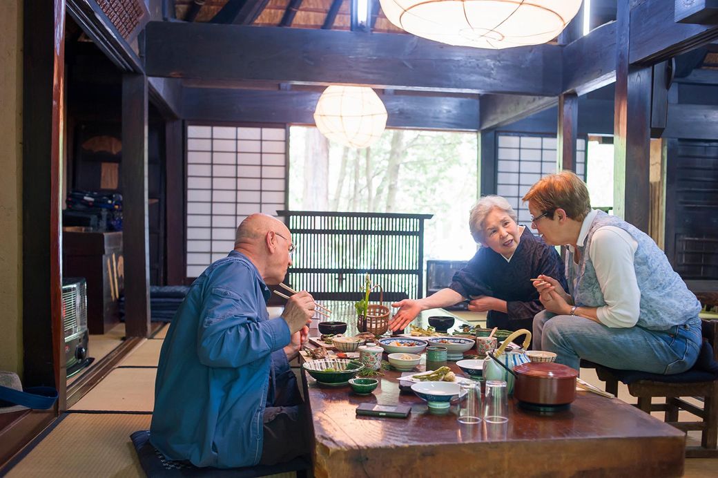 ひとつひとつ料理の説明をする節子さん（みたき園提供）