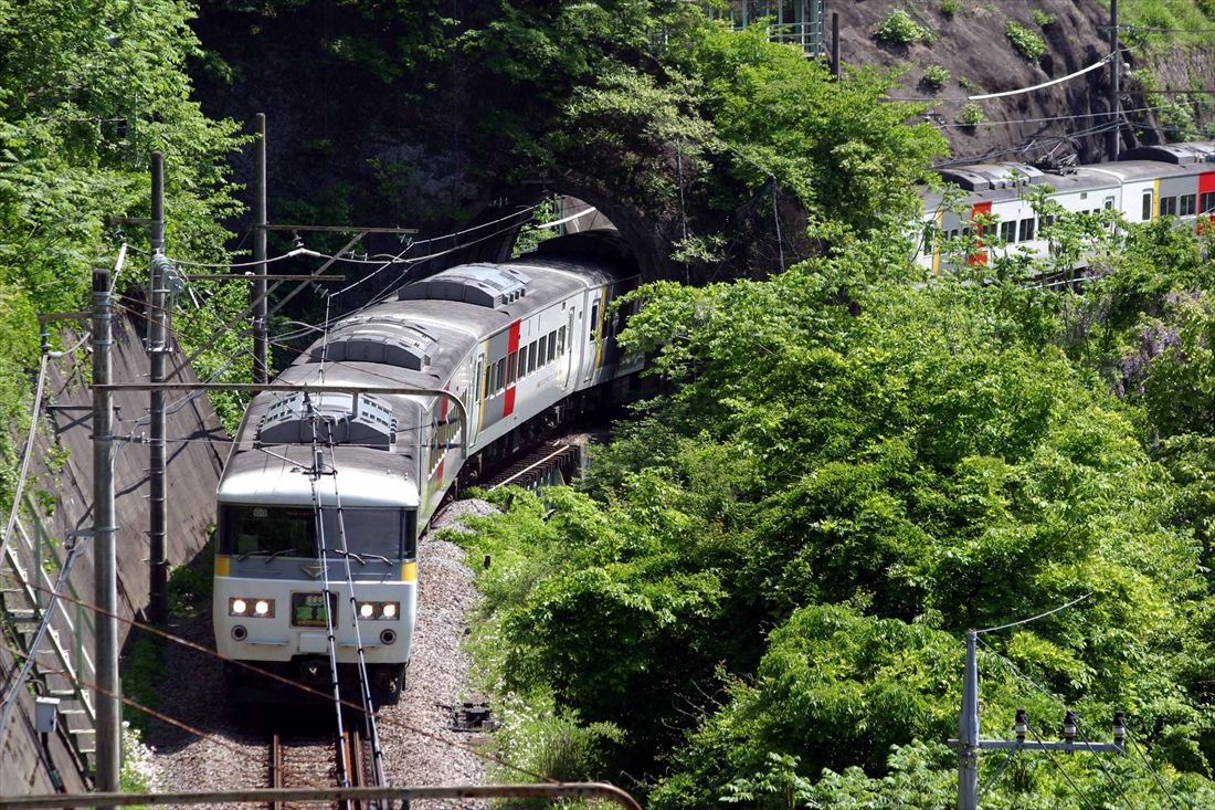 吾妻線樽沢トンネルを通過する185系200番台のリニューアル車（撮影：南正時）