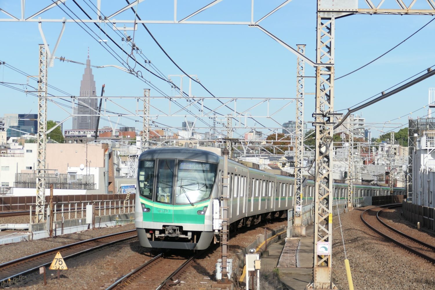 代々木上原に到着する同駅止まりの千代田線の列車（記者撮影）