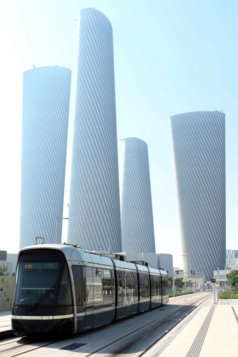 奇抜な形のビル群を行くルサイルトラム（筆者撮影）