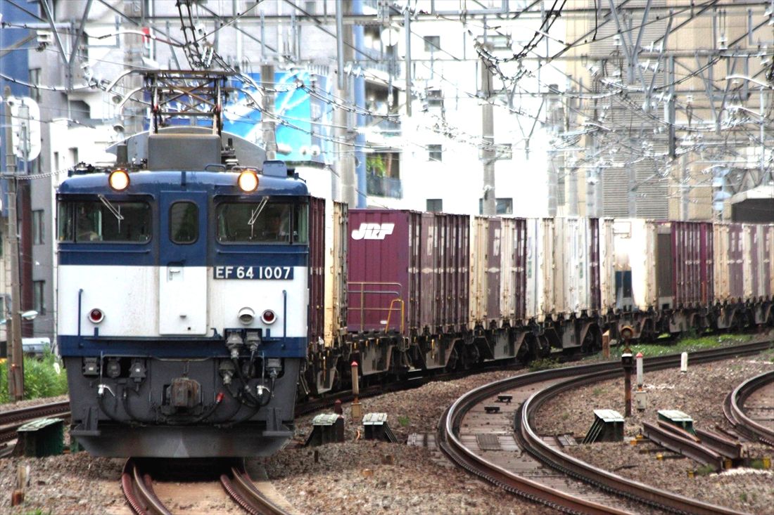 早朝の山手貨物線・恵比寿―渋谷間を走るEF64形牽引の貨物列車（撮影：南正時）