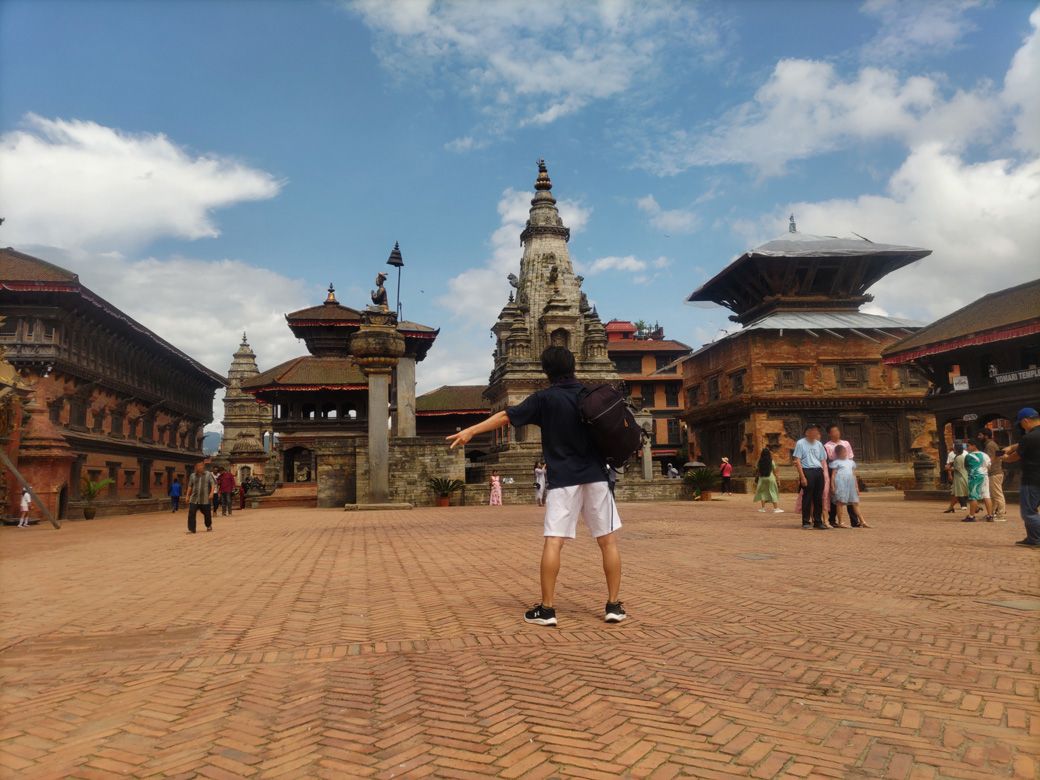 2024年にネパールを旅したときの筆者。上下はYONEX。もちろんバッグは1個のみ（筆者撮影）