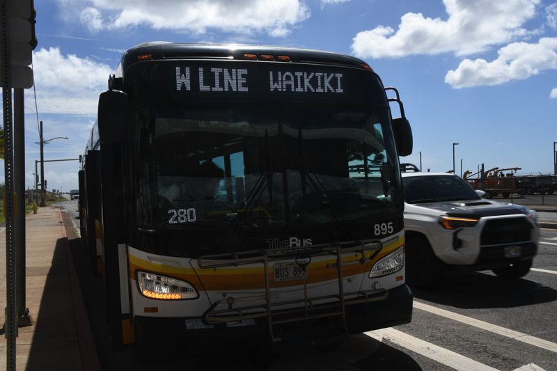 新たに設定された空港とワイキキを結ぶ高速路線バス「Wライン」（記者撮影）