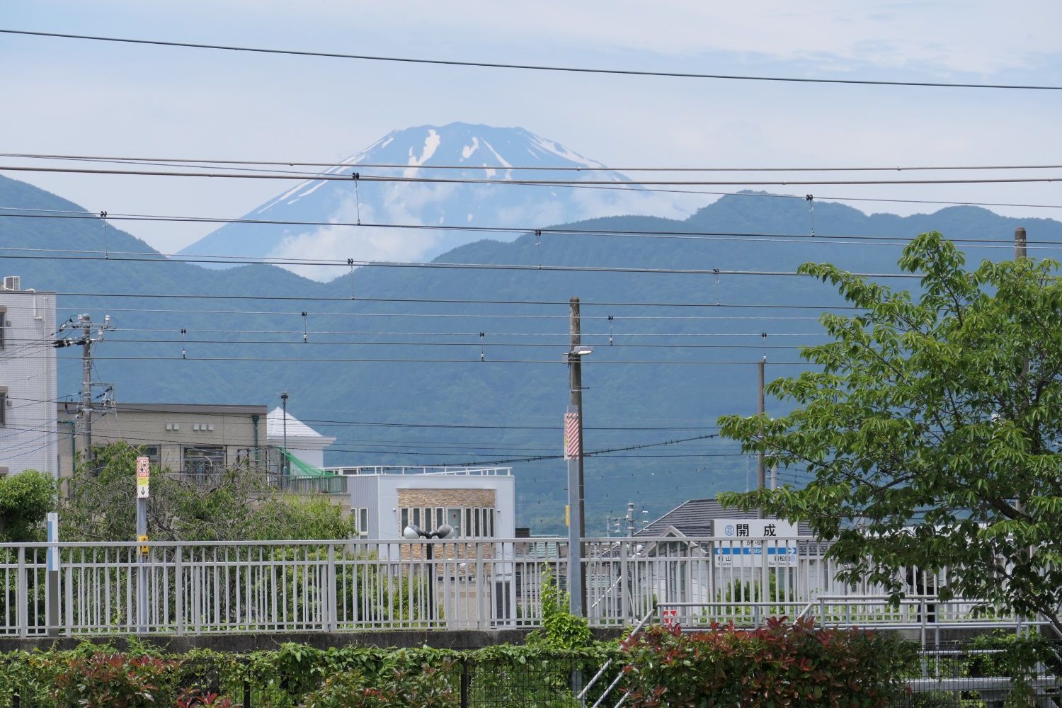 開成駅のバックにそびえる富士山（記者撮影）