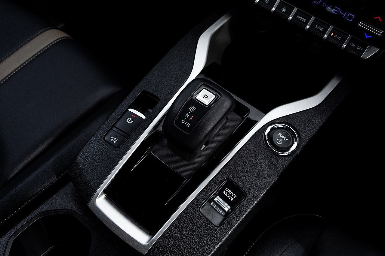 三菱の新型SUV「エクスフォースHEV」（筆者撮影）