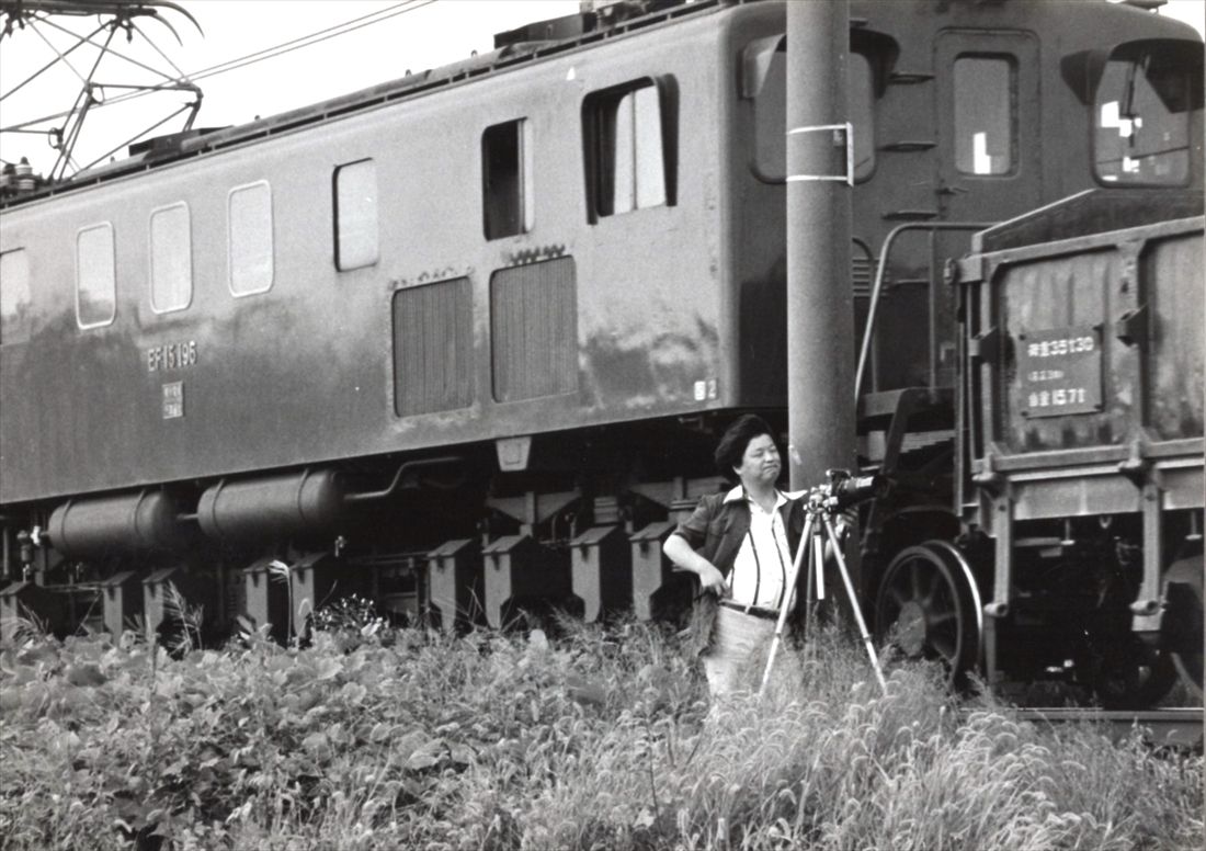 東北本線東大宮―蓮田間でカメラを構える筆者。EF15形牽引の貨物列車が通り過ぎる＝1977年10月（写真：林浩治）