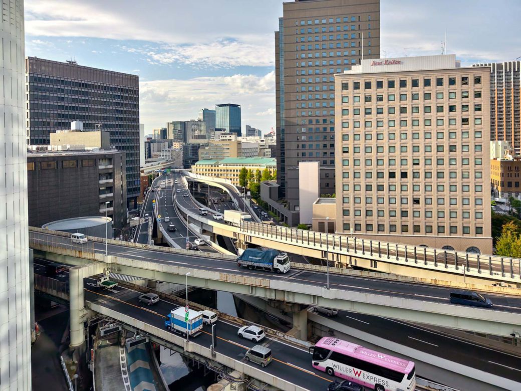 屋上から見る裏側。これもまさに東京だ（筆者撮影）