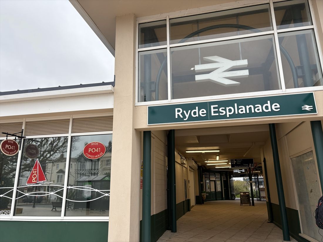 桟橋の陸地側に位置するライド・エスプラネード駅（筆者撮影）