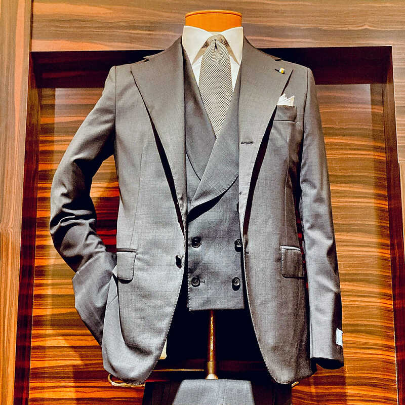 クラシカルな印象になるダブルブレストのベスト（写真：筆者撮影）