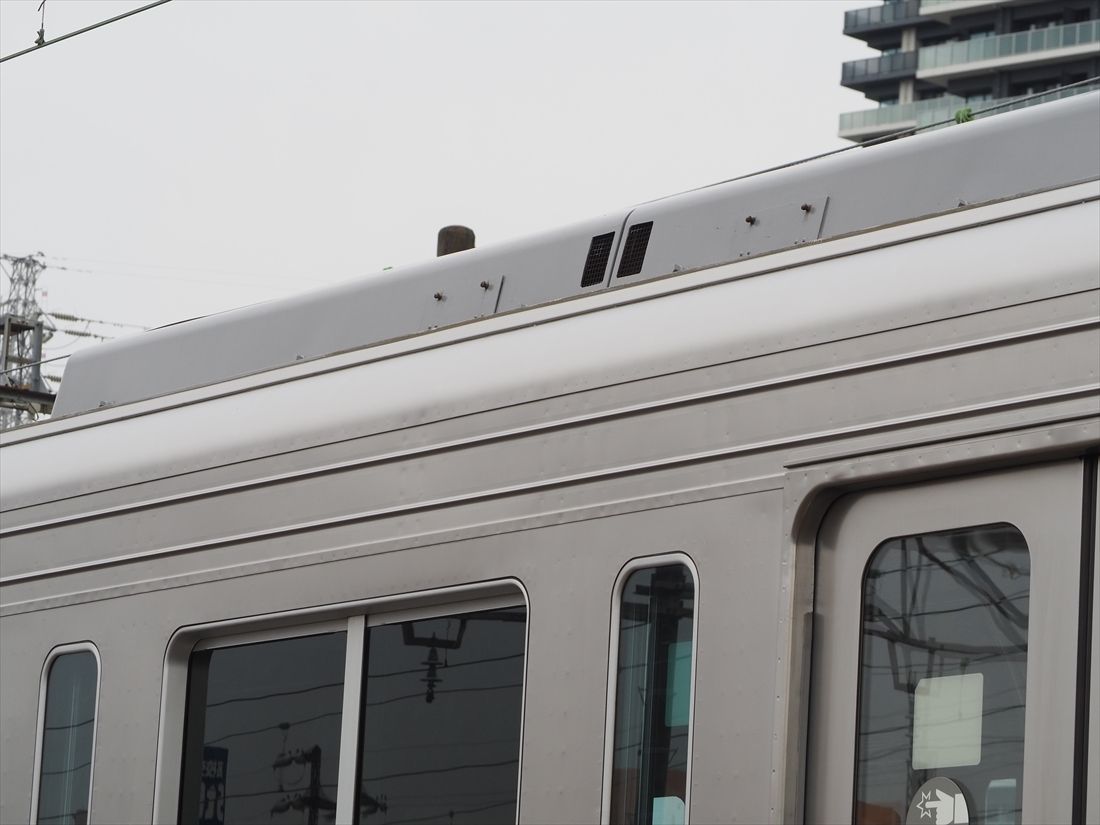 屋根上の空調装置のカバーに見える黒い部分（中央）は車外スピーカーだ（記者撮影）