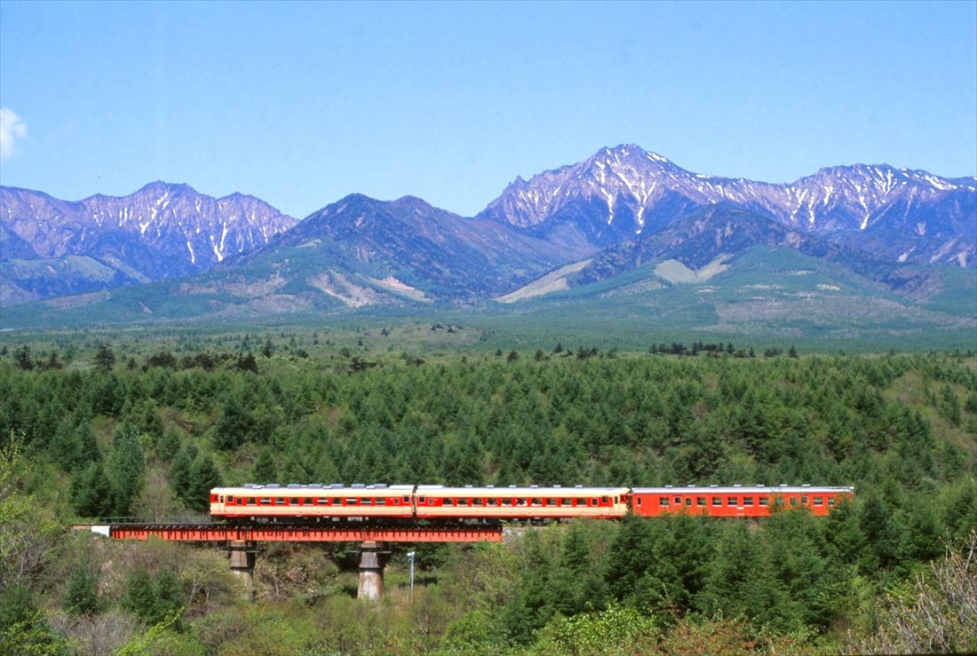小海線野辺山―清里間を走るキハ58系とキハ52形の列車（撮影：南正時）