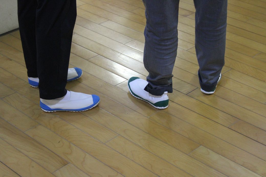 上履きは、疑似体験における重要な要素だ（筆者撮影）