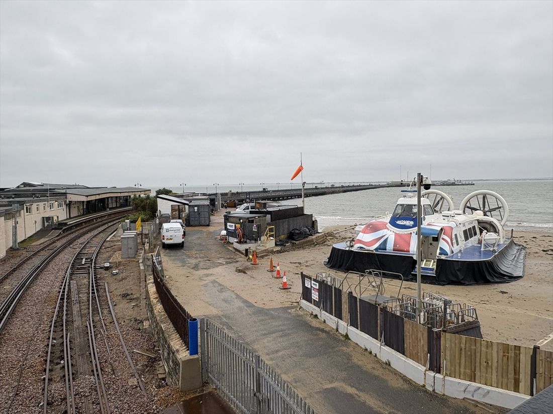 ホーバークラフトの乗り場は桟橋鉄道の駅近くにある（筆者撮影）