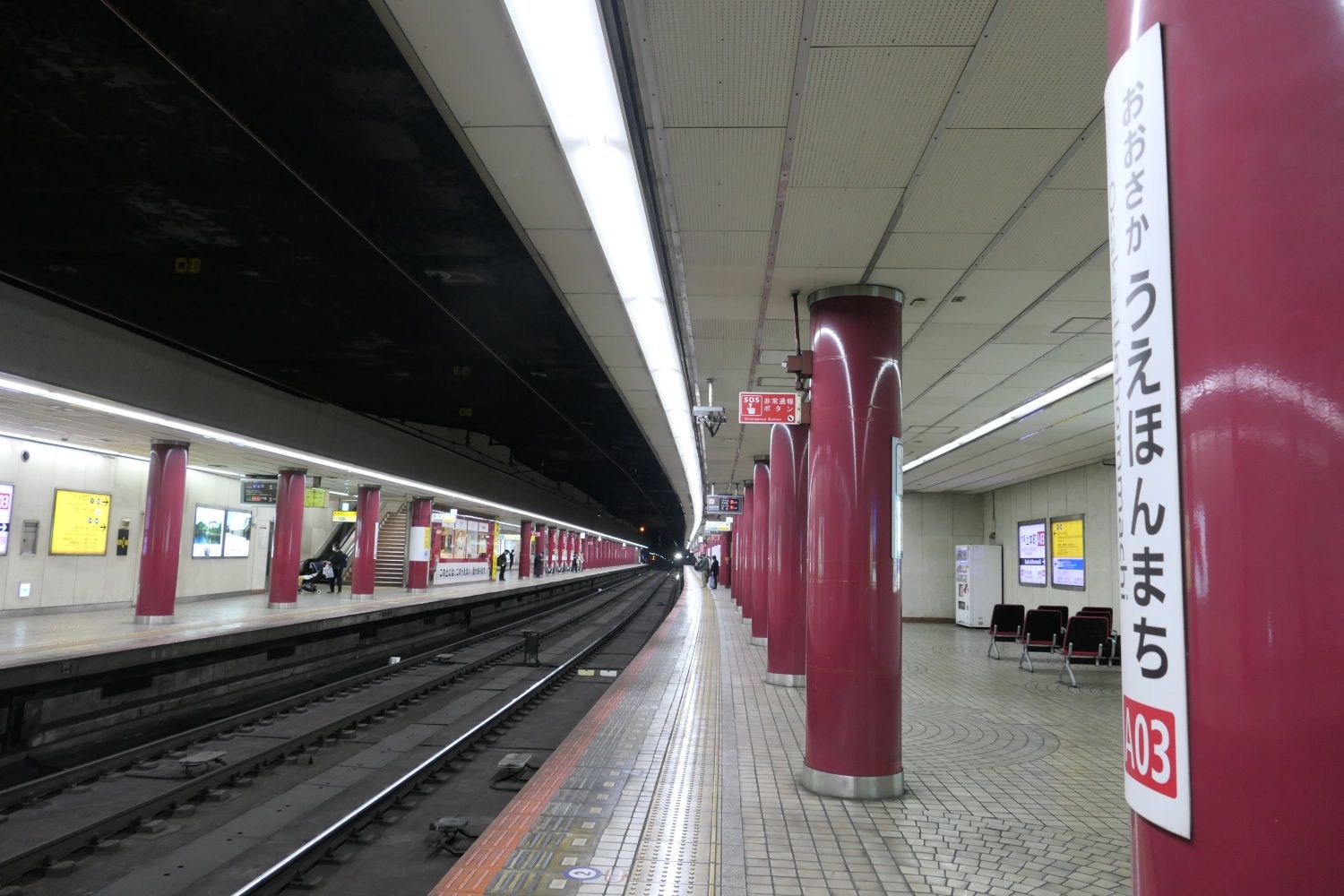 大阪上本町駅　地下ホーム